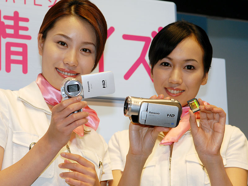 Illustration for article titled Panasonic HDC-SD7 is Now World's Smallest HD Camcorder
